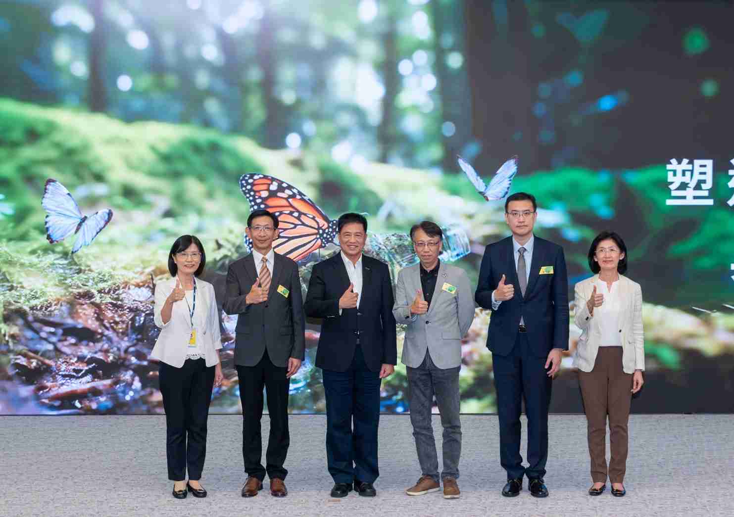 友達2023 CSR共榮大會，，邀請領域專家分享交流生物多樣性管理趨勢、、無塑產品、、海廢永續塑料等議題  （圖左到右：友達光電永續長古秀華、、、、3M台灣技術長陳君杰、、友達光電董事長暨集團策略長彭双浪、、、光寶科技企業永續發展處處長陳慶暉、、、、安永聯合會計師事務所執業會計師曾于哲、、、、友達光電供應鏈總部副總經理吳宜芳）