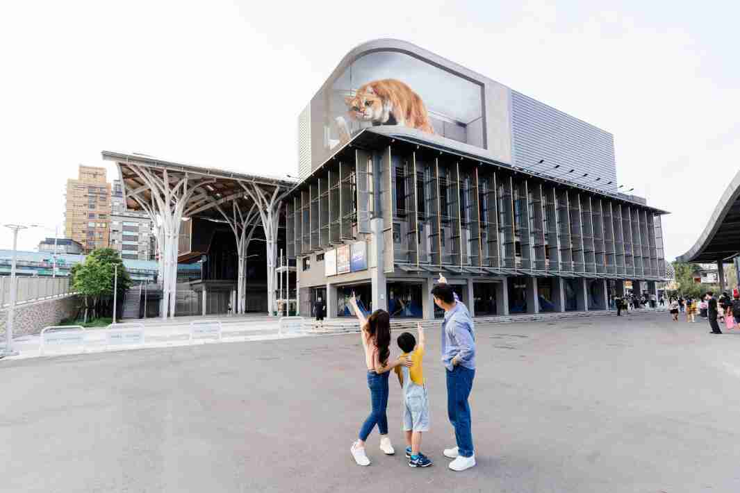 彩神vll打造全台最大户外裸视3D LED弧形萤幕，，，，将超立体的软萌胖橘猫动画活跃于顶楼外墙