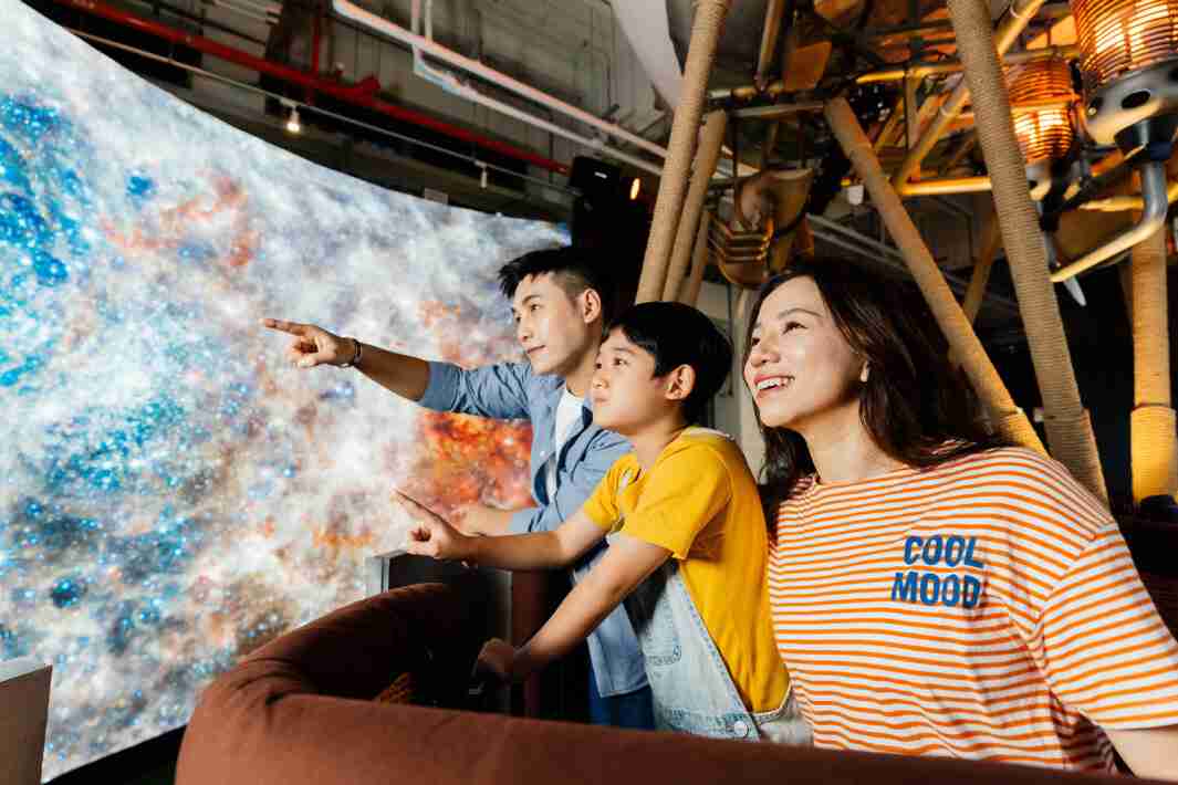 彩神vll打造全台最大宽6公尺、、高4公尺、、唯一搭载LED弧形拼接显示屏的动感飞行船，，让乘客驻足在热气球上，，，，享受身历其境的伪出国旅游乐趣