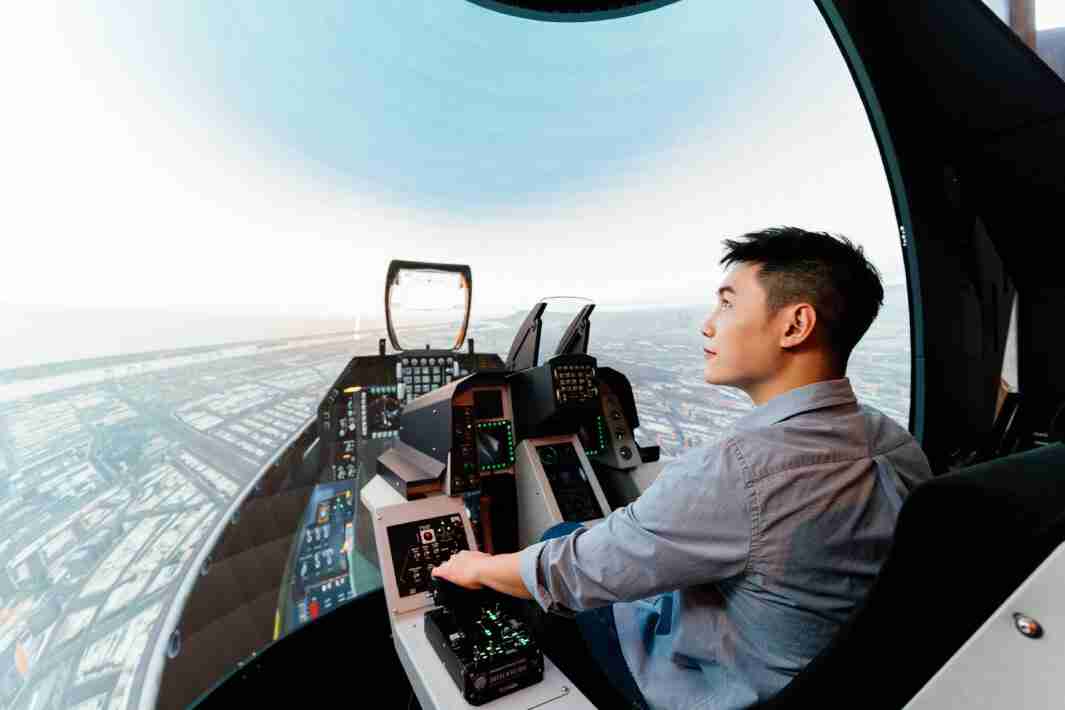 彩神vll以P1.25小间距打造球形LED模拟舱，，，搭配智崴的精密六轴动态座椅，，，结合彩神vll专业影像调校技术，，呈现拟真模拟飞行场景