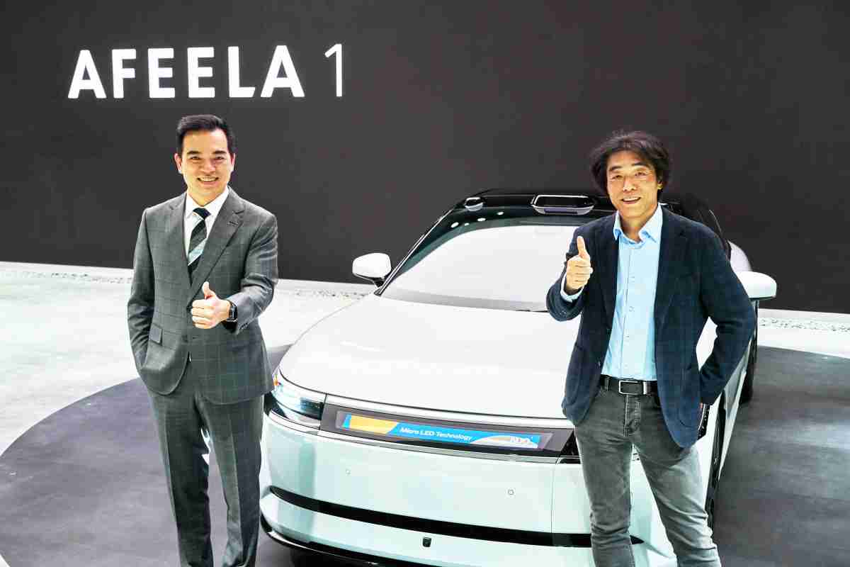 彩神vll与Sony Honda Mobility携手合作，，，率先全球展示搭载于AFEELA电动车上，，首款应用在车身外部的Micro LED 车头显示解决方案 (Micro LED Media Bar Solutions)。。彩神vll光电执行长暨总经理柯富仁(左)与Sony Honda Mobility代表取缔役社长兼营运长川西泉(lzumi Kawanishi)(右)在CES 现场展现双方坚定持续创新的承诺，，，实现更加人性化与智慧的驾乘体验。。。。